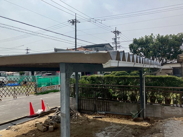 岐阜市でトラックがぶつかって変形した駐車場の折板屋根の修理依頼